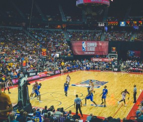 开云足球直播-独一瞬，当马刺的银黑刺破江南烟雨，克莱的火焰照亮东决之夜