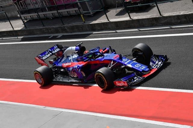 迈凯伦轻取红牛二队，塞恩斯高光表现