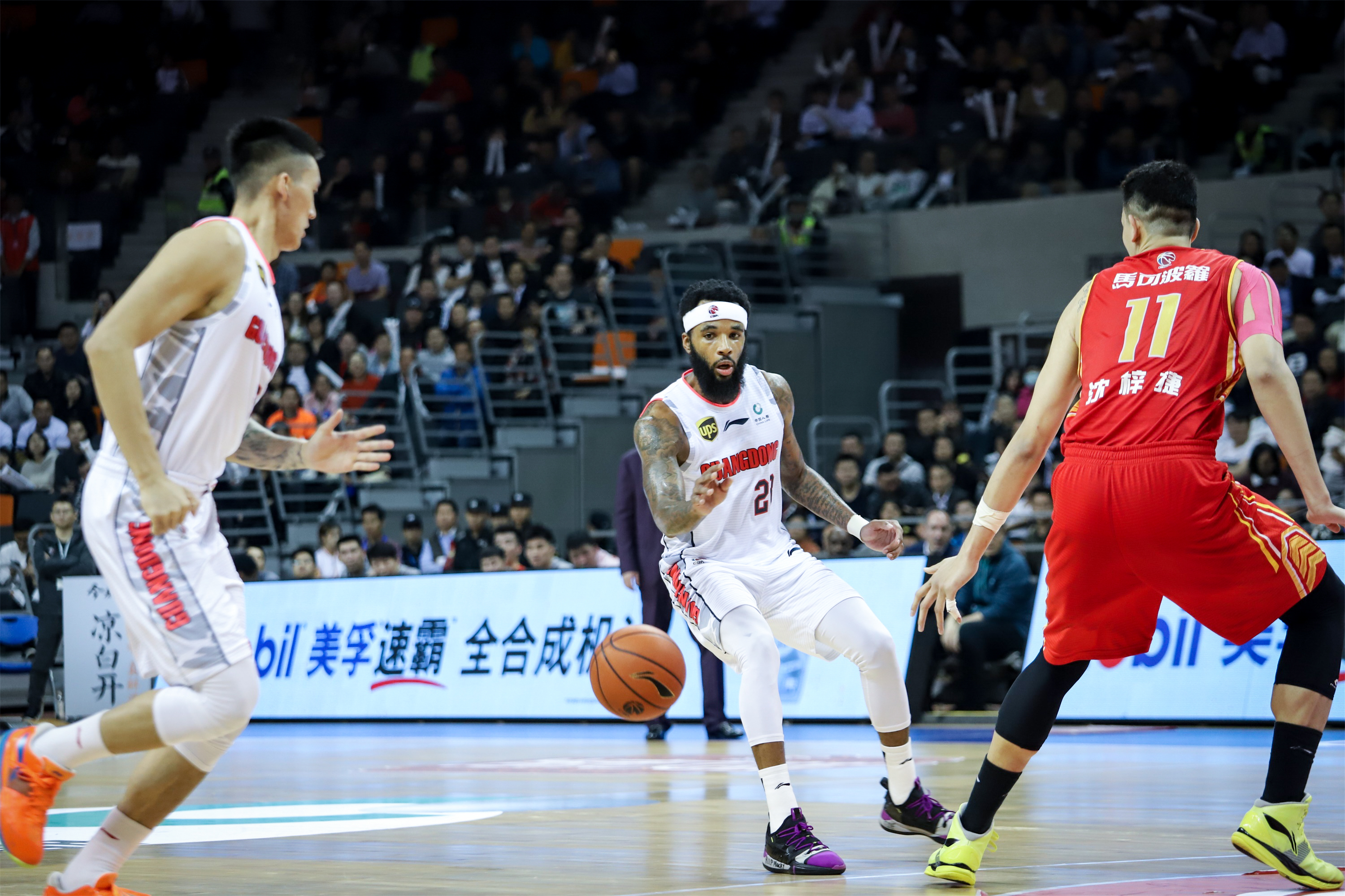 尼克斯鏖战青岛队，易建联惊艳四座