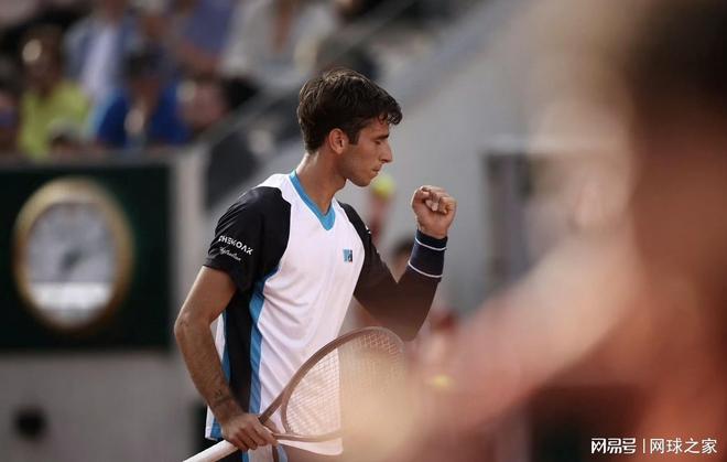 日本网球队险胜英国网球队，西西帕斯爆发神勇