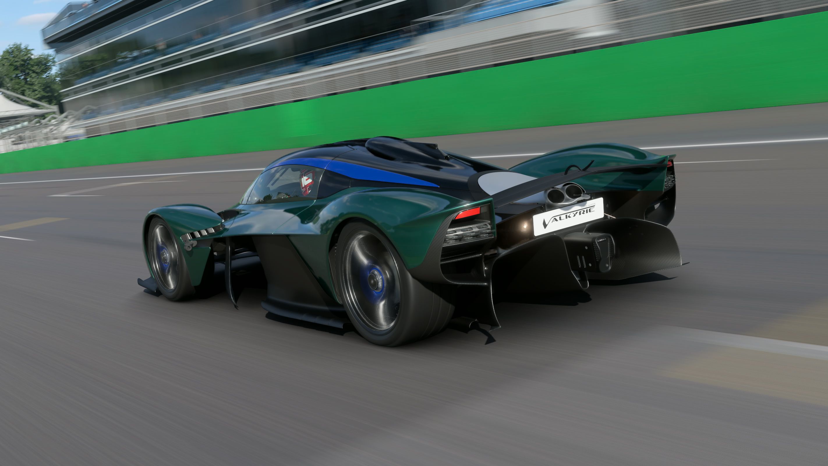 阿斯顿马丁完胜梅赛德斯，皮亚斯特里点燃赛场