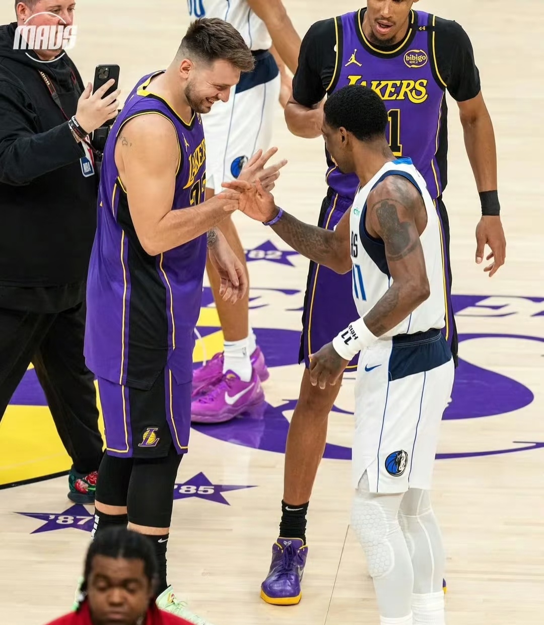 独行侠横扫湖人,约基奇带队取胜 独行侠横扫湖人,约基奇带队取胜