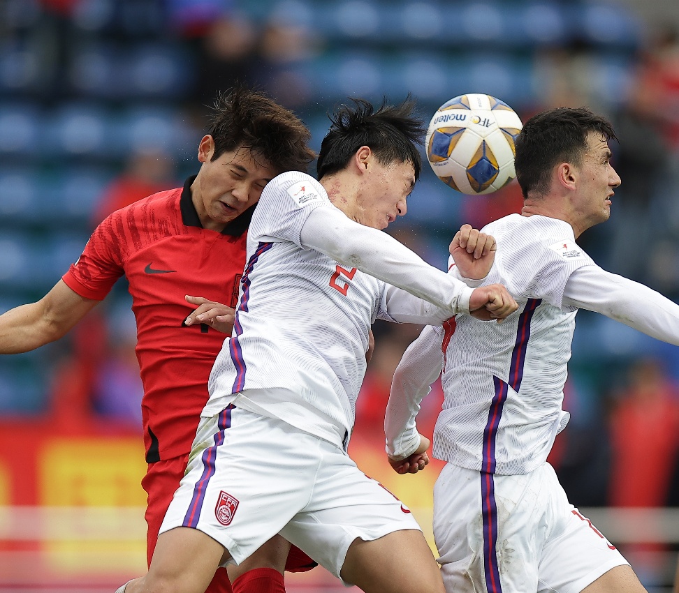 亚洲足球赛事连续激烈，球迷热情高涨