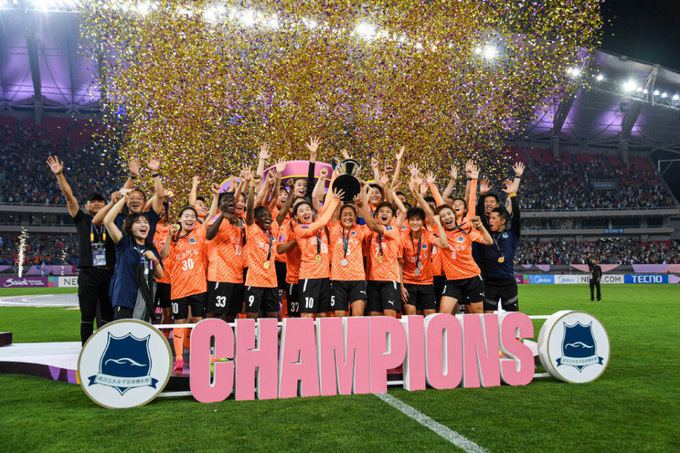 亚洲足球赛事连续激烈，球迷热情高涨