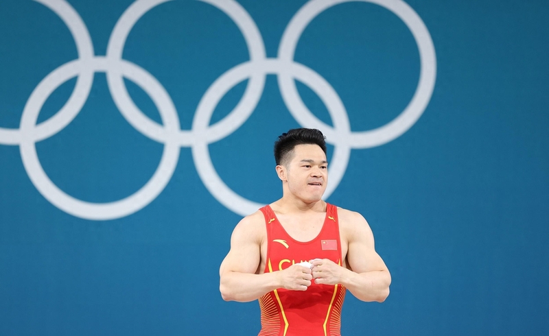 举重比拼选手技压群雄，力争夺冠