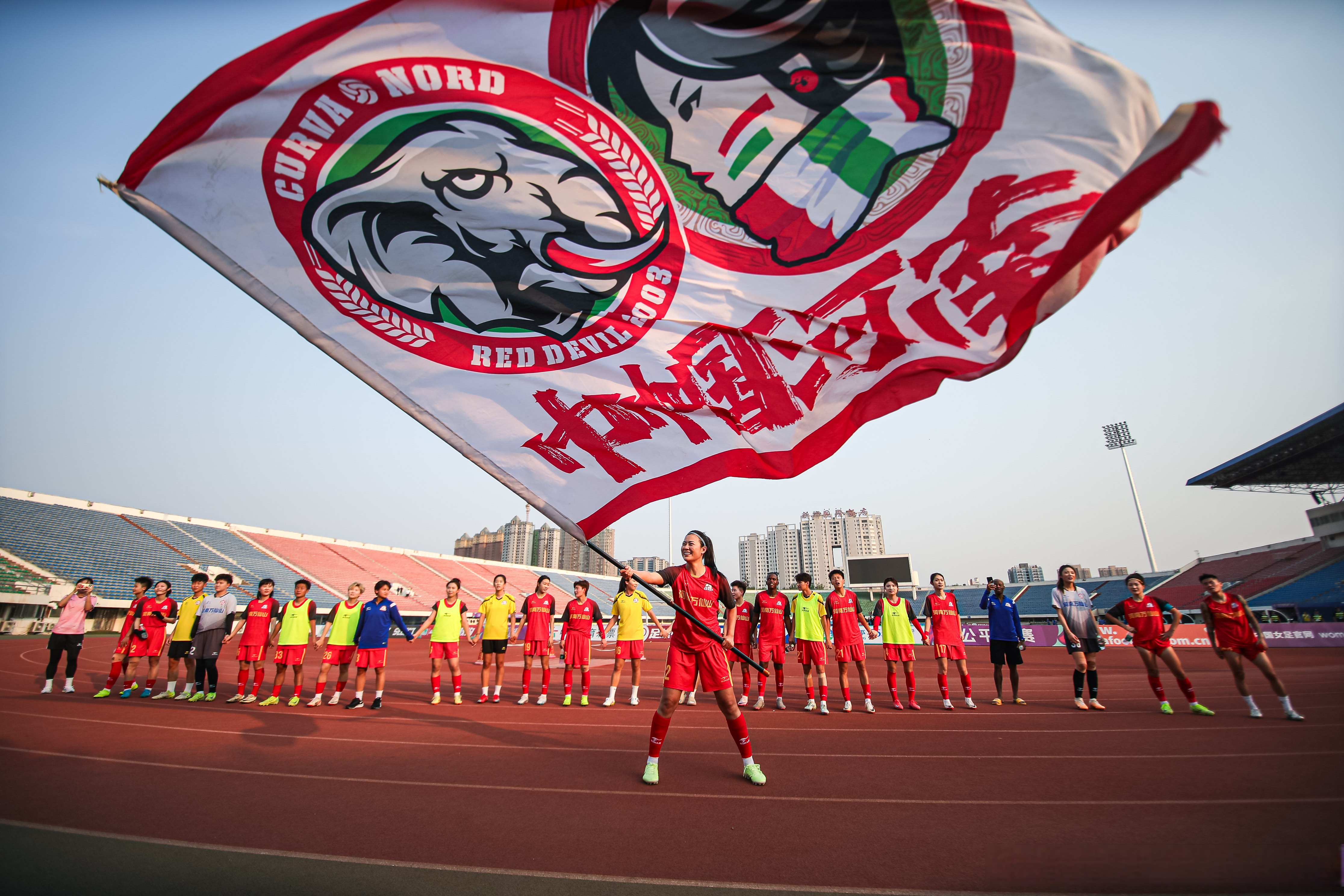 球迷疯狂加油，球队士气高昂