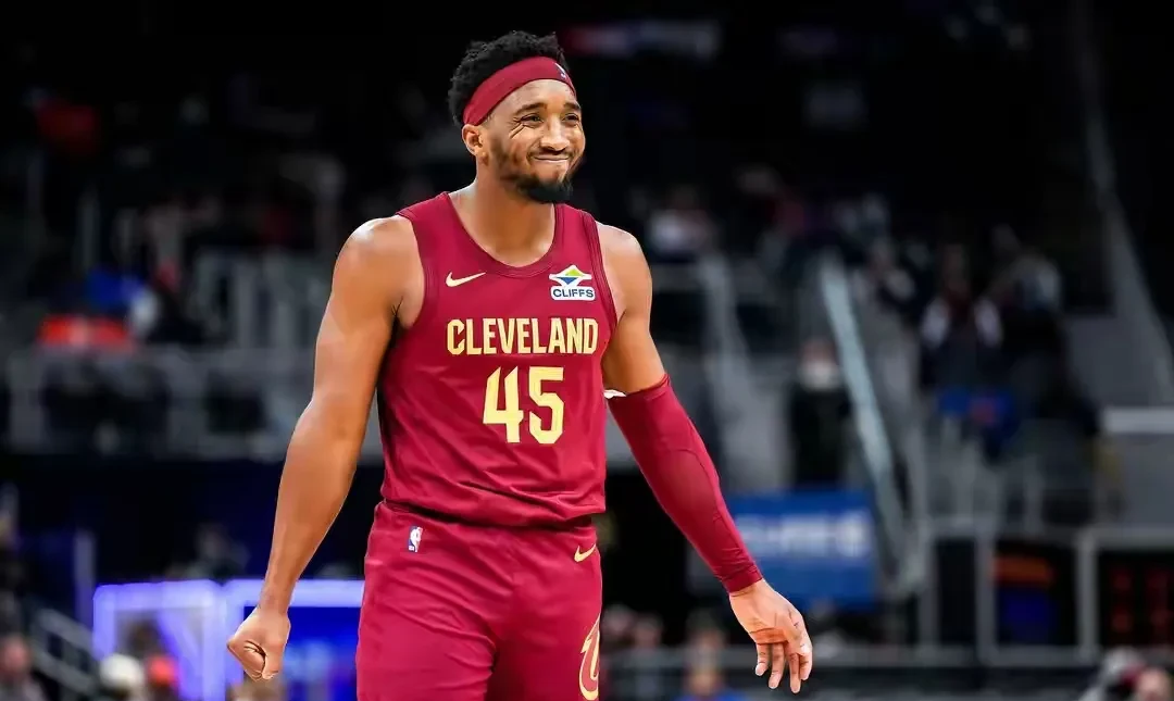 快船轻取马刺，米切尔高光表现