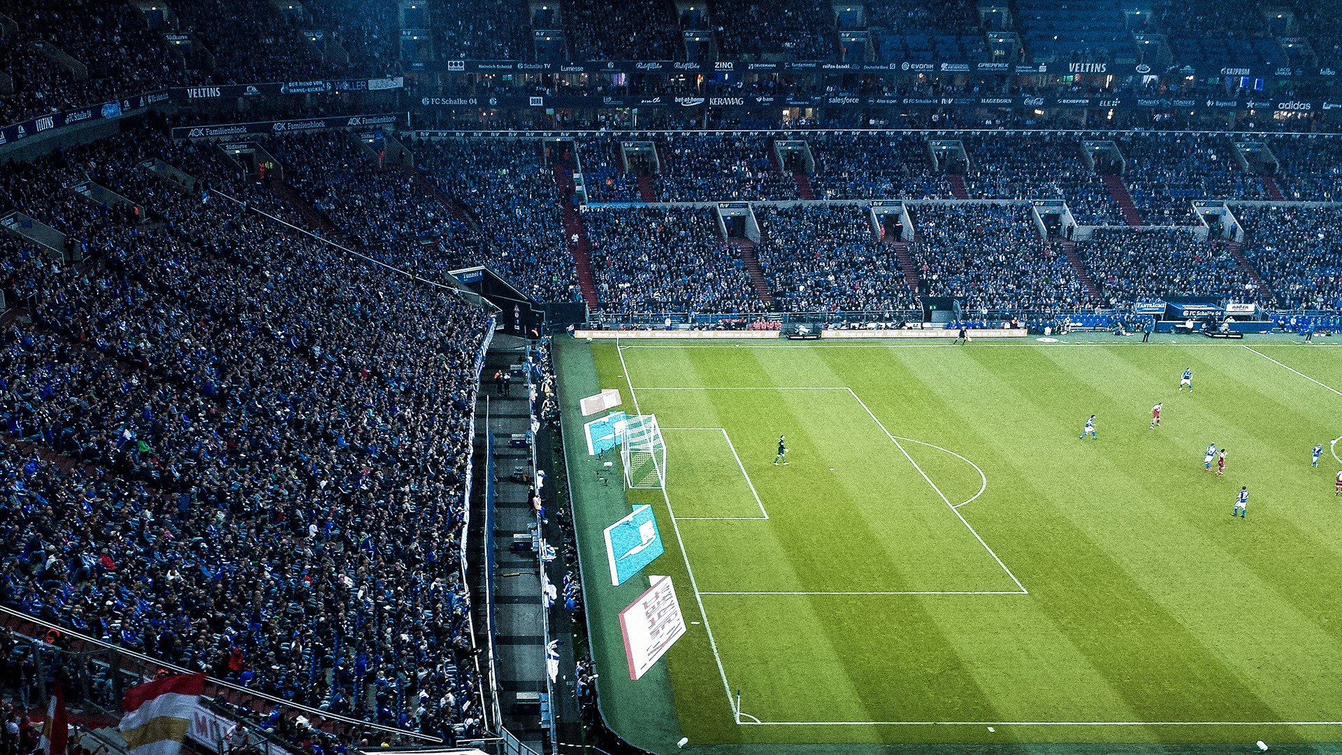 F1街道赛之夜,詹姆斯关键战不手软,速度与意志的交响